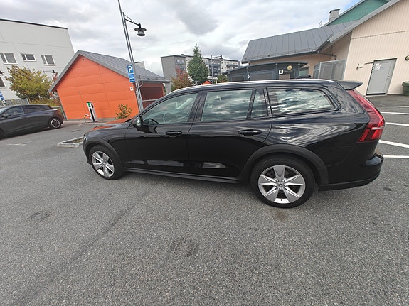 Volvo V60 Cross Country 8 of 14
