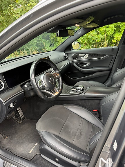 Mercedes-Benz E300 de 3 of 5