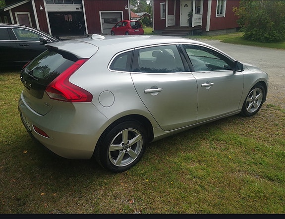 Volvo V40 2 of 6