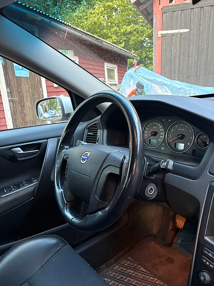 Volvo V70 2 of 10