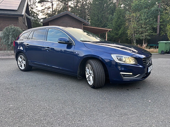 Volvo V60 2 of 5