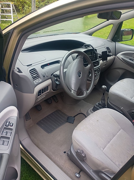 Toyota Previa 5 of 9