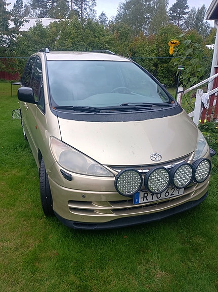 Toyota Previa 2 of 9