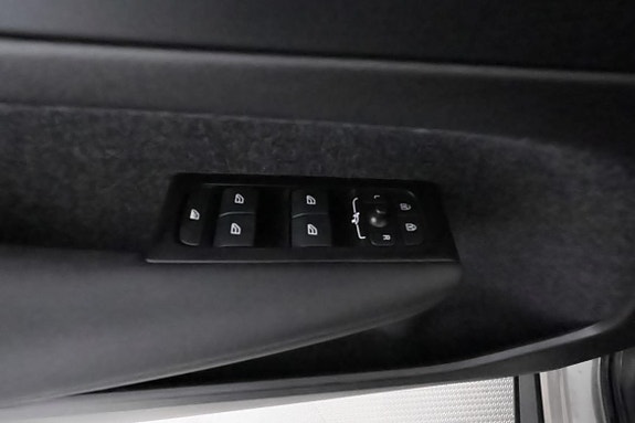 Volvo XC40 10 of 23