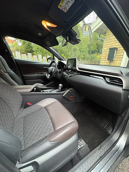 Toyota C-HR 6 of 15