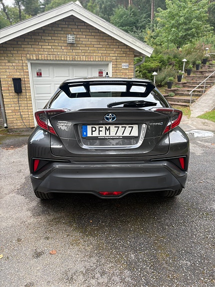 Toyota C-HR 4 of 15