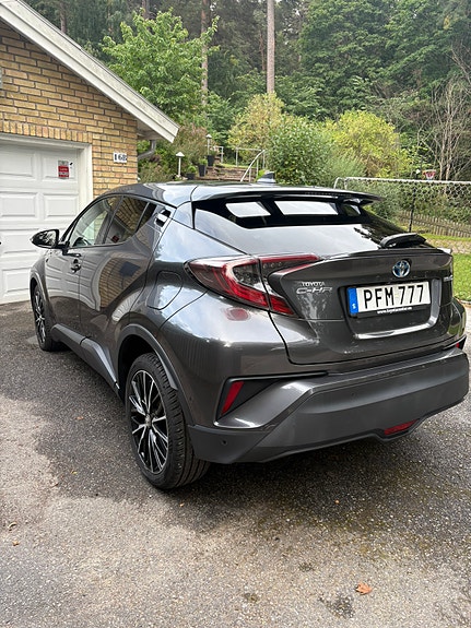 Toyota C-HR 2 of 15