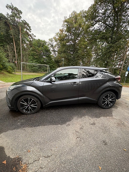 Toyota C-HR 3 of 15