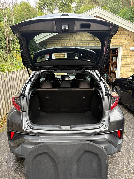 Toyota C-HR 10 of 15