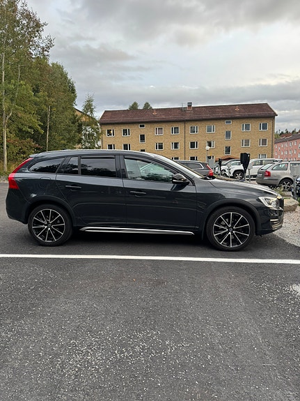 Volvo V60 Cross Country 2 of 4
