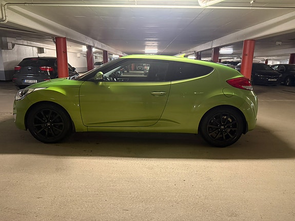 Hyundai Veloster 2 of 7