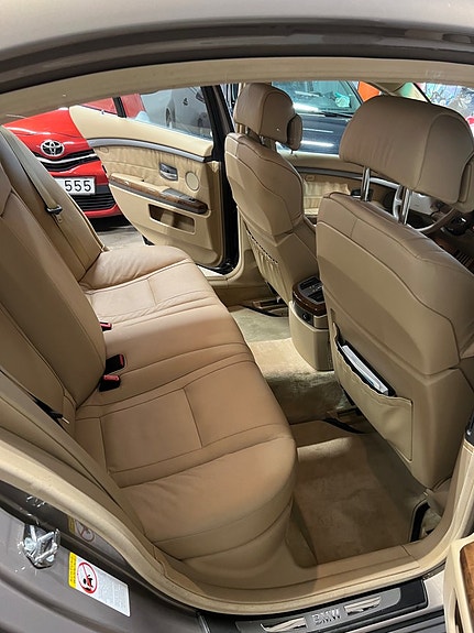 BMW 745i 18 of 26