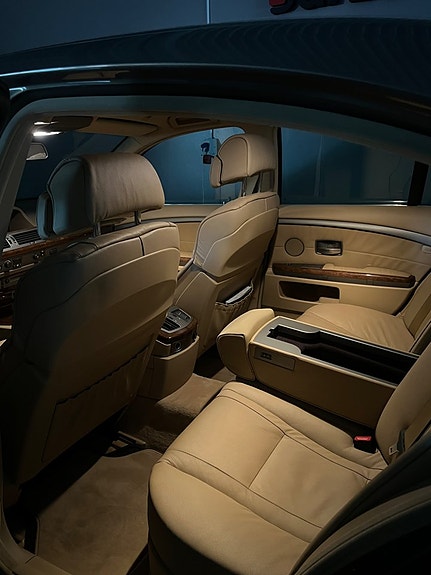 BMW 745i 16 of 26
