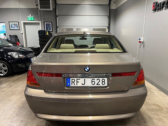 BMW 745i 3 of 26