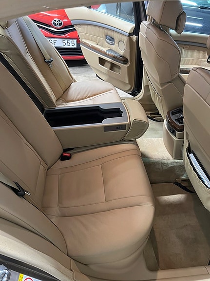 BMW 745i 21 of 26
