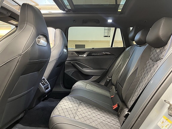 Volkswagen Passat 11 of 26