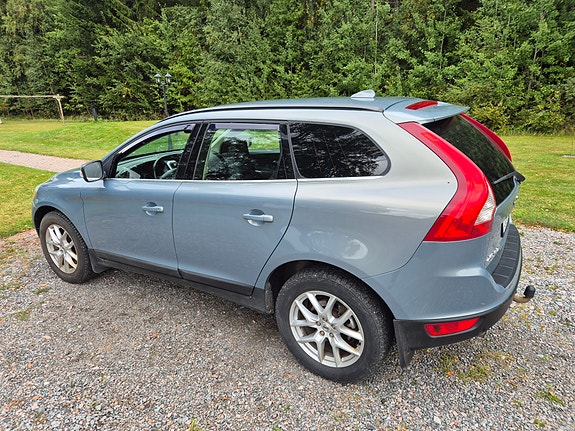 Volvo XC60 2 of 7