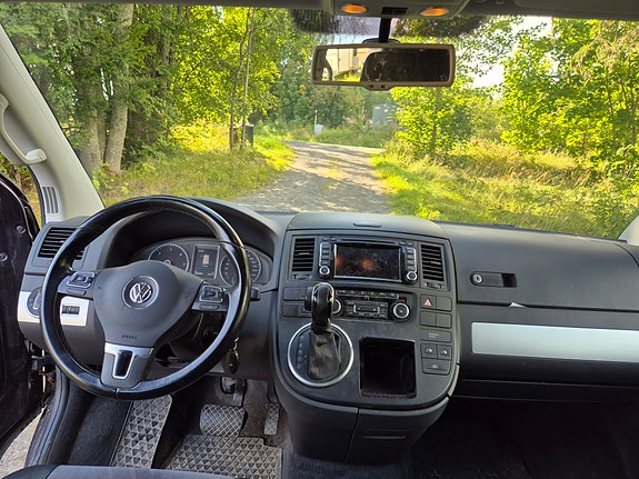 Volkswagen Multivan 2 of 8
