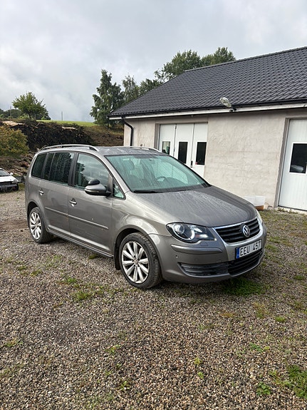 Volkswagen Touran 2 of 3