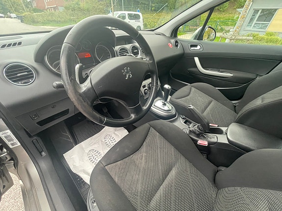 Peugeot 308 SW 7 of 8