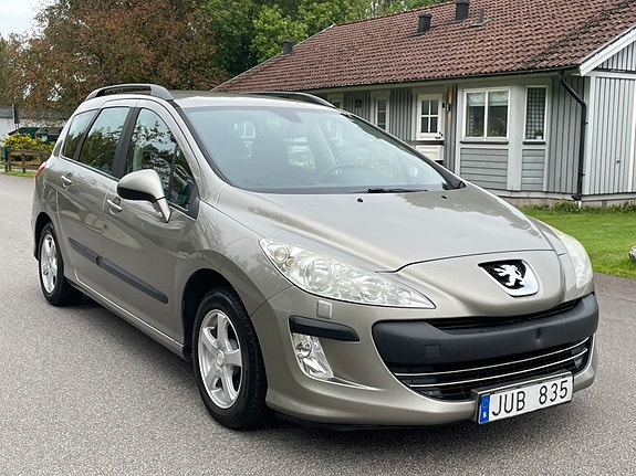 Peugeot 308 SW 2 of 8