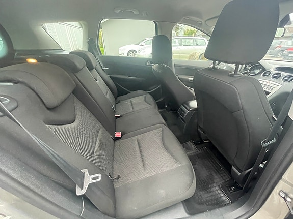 Peugeot 308 SW 6 of 8