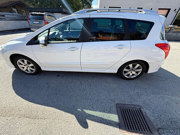 Peugeot 308 SW 7 of 12