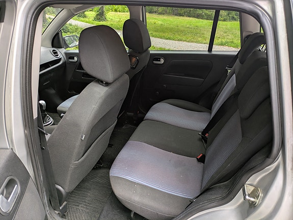 Ford Fusion 17 of 27