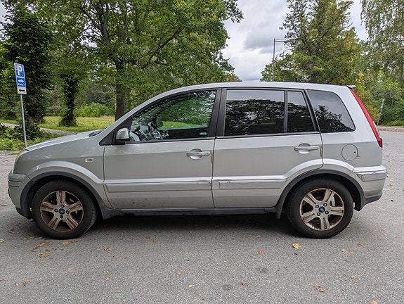 Ford Fusion 7 of 27