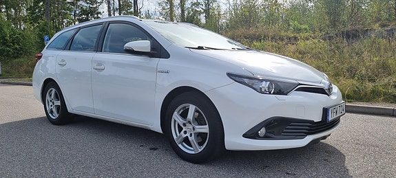 Toyota Auris 2 of 17