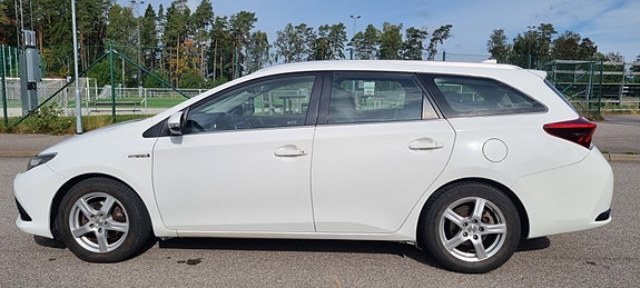 Toyota Auris 10 of 17