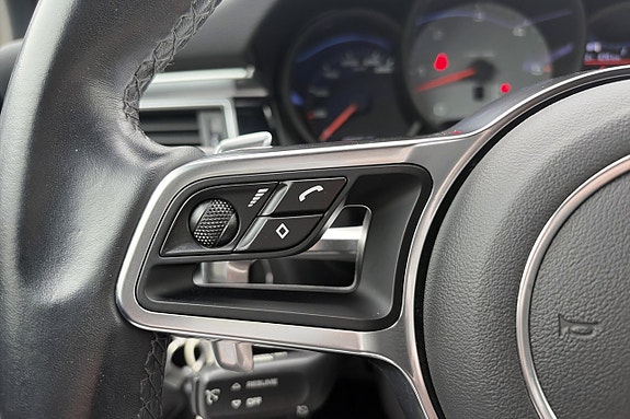 Porsche Macan S 10 of 26