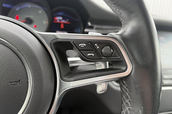 Porsche Macan S 11 of 26
