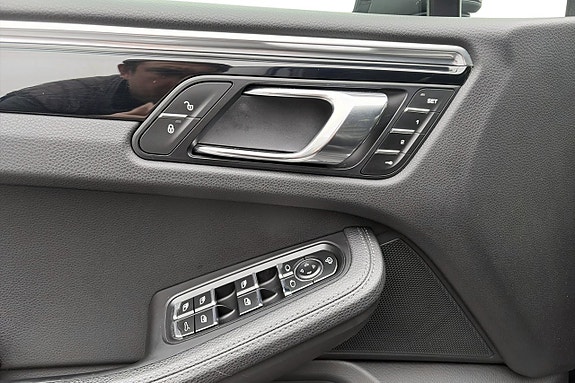 Porsche Macan S 21 of 26