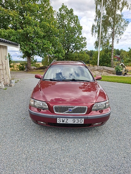 Volvo V70 2 of 5
