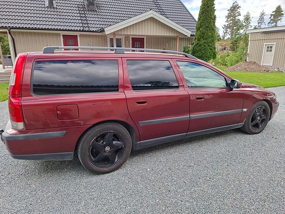 Volvo V70 3 of 5