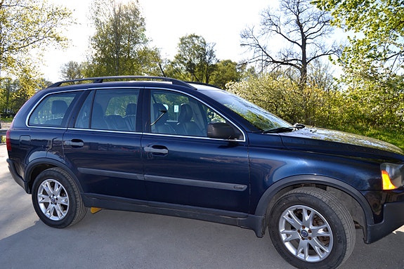 Volvo XC90 2 of 8