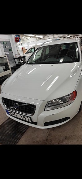 Volvo V70 2 of 10