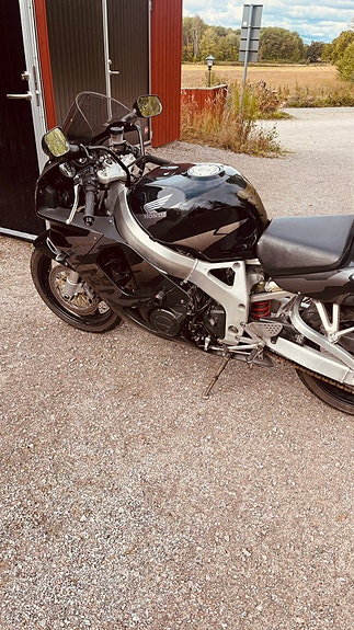 Honda CBR900RR Fireblade 4 of 4