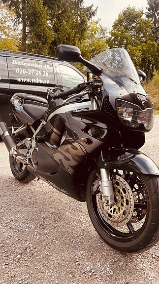 Honda CBR900RR Fireblade 2 of 4
