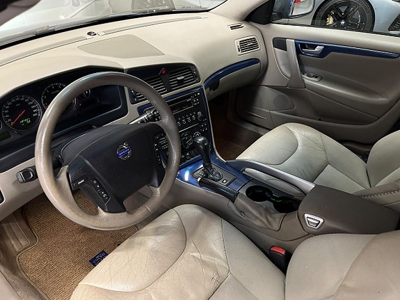 Volvo XC70 11 of 25