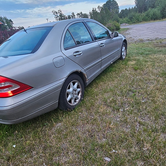 Mercedes-Benz 180 3 of 7