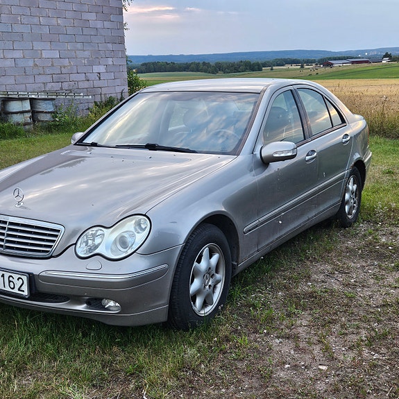 Mercedes-Benz 180 2 of 7