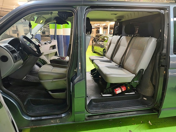 Volkswagen Caravelle 8 of 10