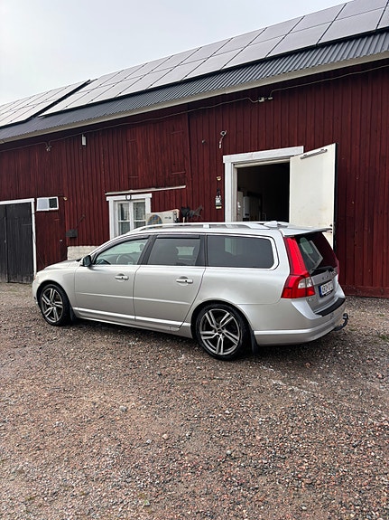 Volvo V70 2 of 8