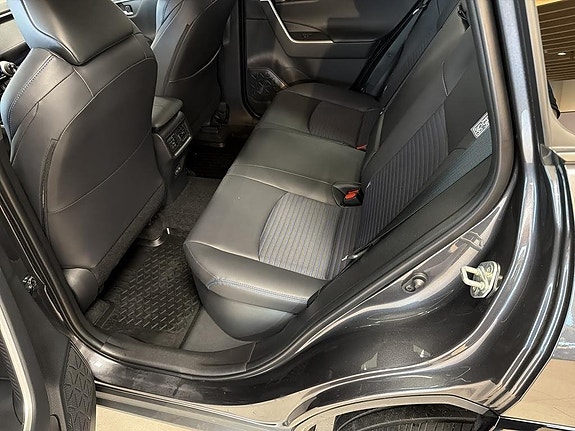 Toyota RAV4 7 of 12