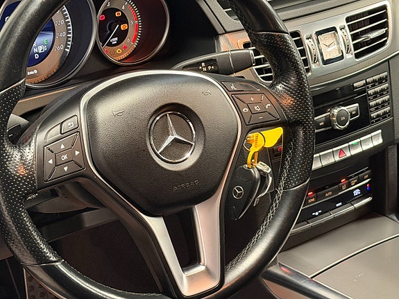 Mercedes-Benz E220 13 of 26