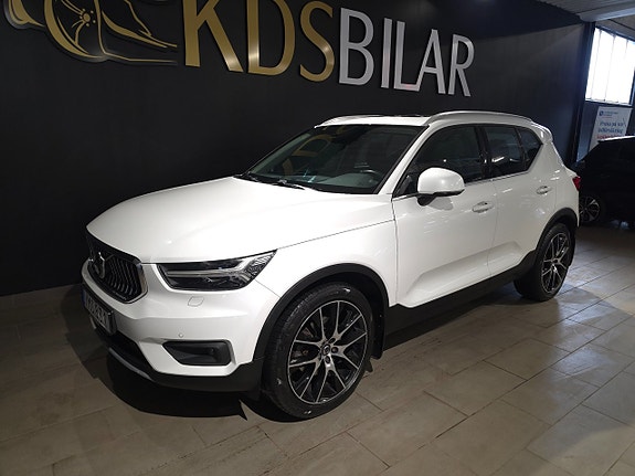 Volvo XC40 2 of 16