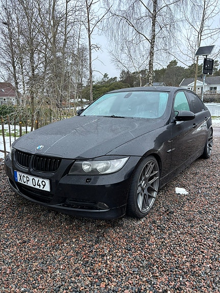 BMW 320i 2 of 8