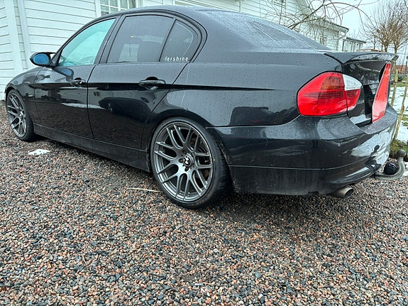 BMW 320i 4 of 8